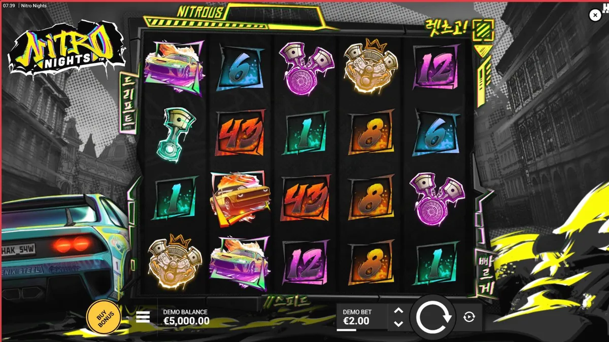 Tampilan layar permainan slot Nitro Nights dengan tema balap mobil neon